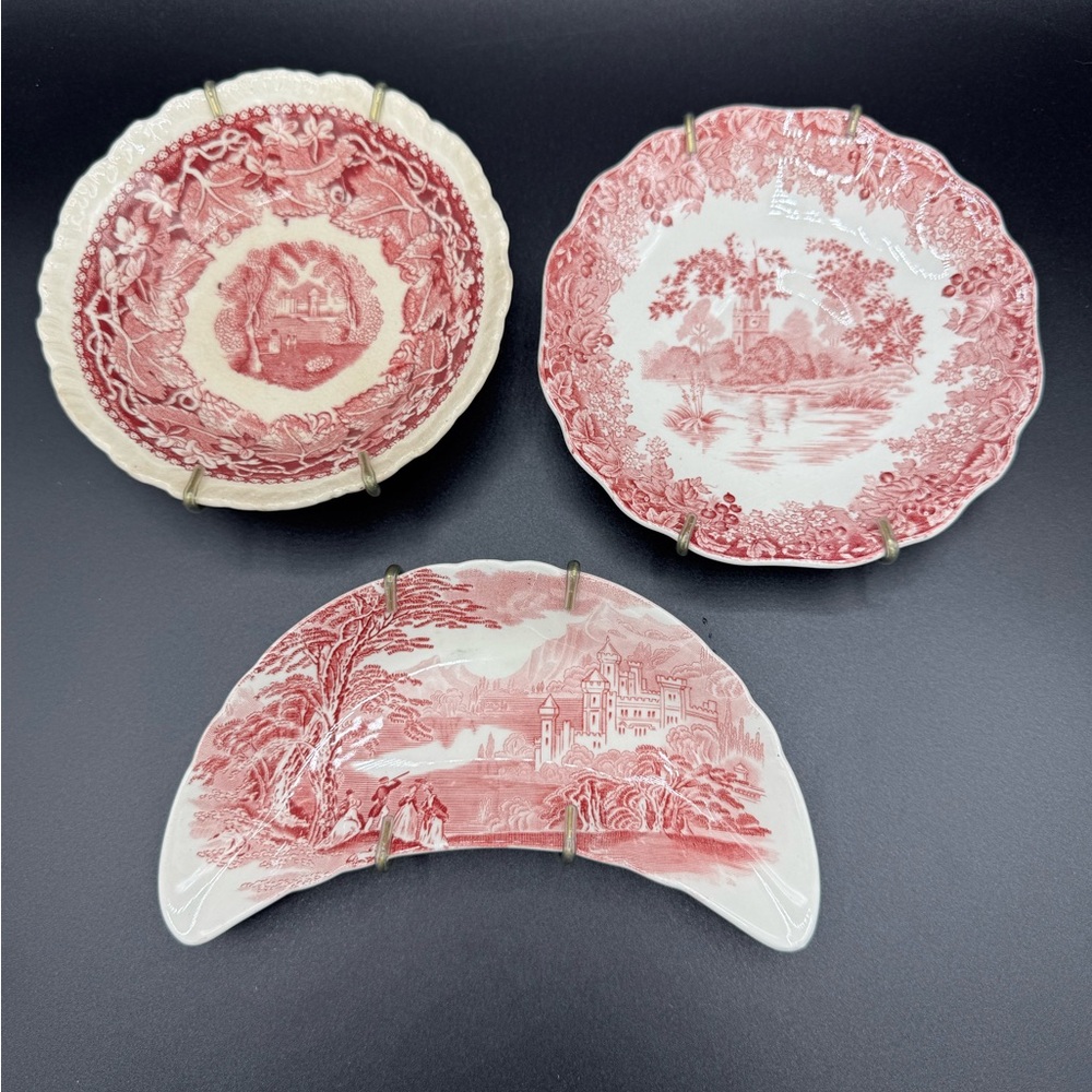 Vintage Red and White Decorative Plate Set with Hangers